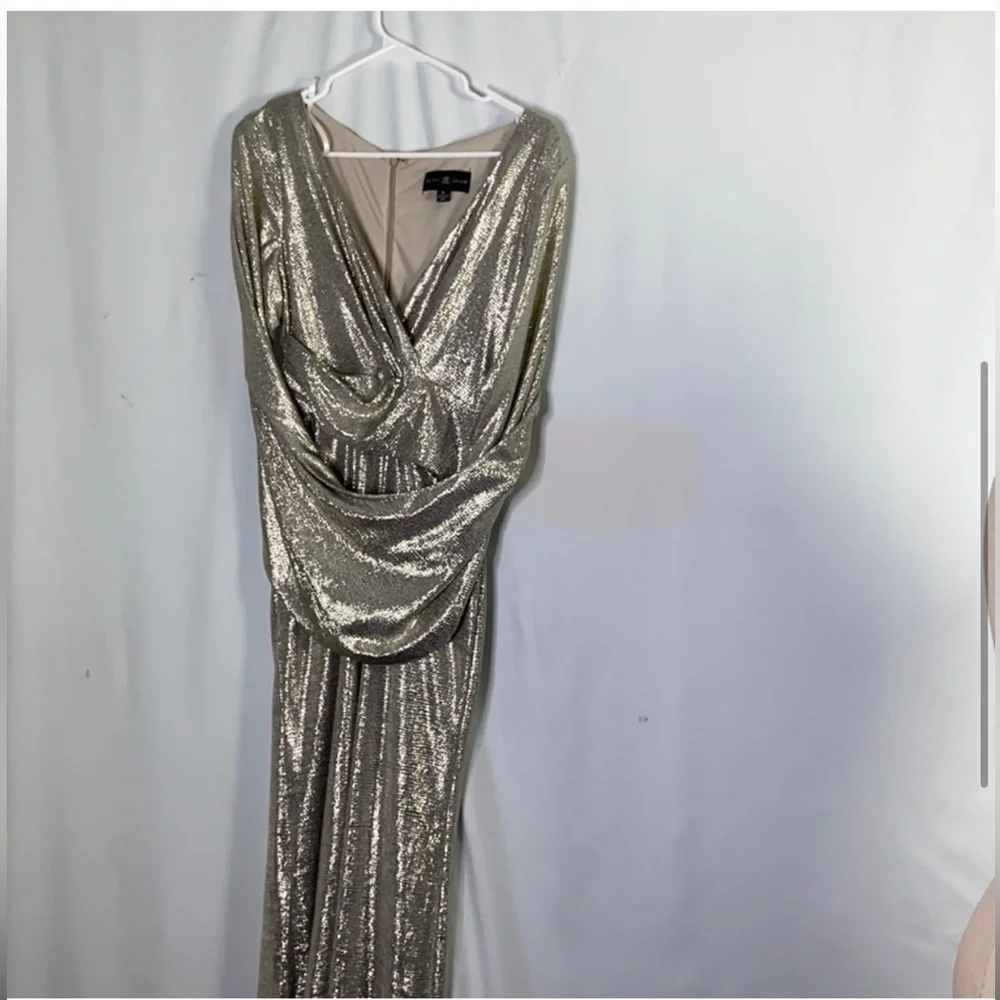 Betsy & Adam Metallic Cape-Sleeve Gown- Size 6 - Picture 4 of 10